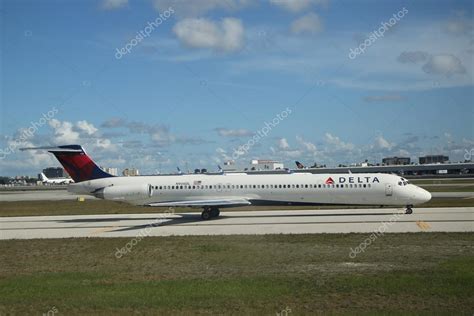 Delta Airlines mcdonnell douglas md-80 Flugzeug — Redaktionelles ...