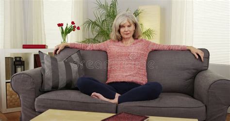 Belle Femme Mature Couchage Souriant Clips Vidéos Vidéo du divan moderne 257879615