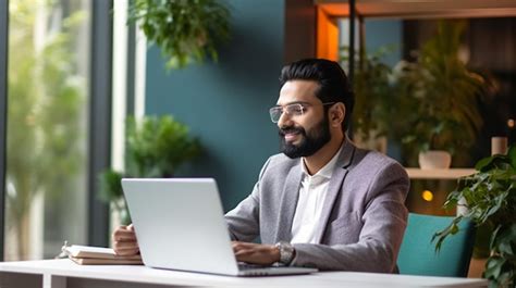 Hombre De Negocios Indio Sonriente Trabajando En Una Computadora