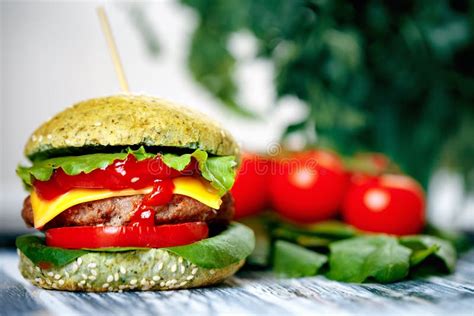 Hamburguer Bolo Verde E Os Legumes Frescos Imagem De Stock Imagem