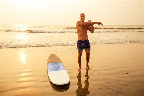 Surfista Con Tabla De Surf Mirando La Puesta De Sol En Goa India Imagen