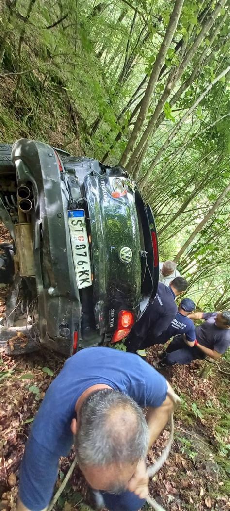 Spa Eno Dvoje Srpskih Dr Avljana Izvu Eni Iz Automobila Koji Je Sletio