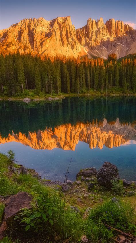 Odbicie rozświetlonych Dolomitów w jeziorze Carezza Tapeta na telefon