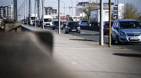 Düsseldorf Fahrradfahrer fällt von Theodor Heuss Brücke