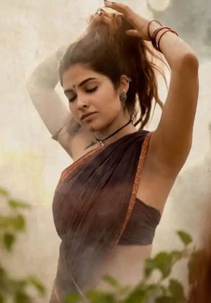 Divi Vadthya Flaunting Cleavage In Saree See Hot Pics