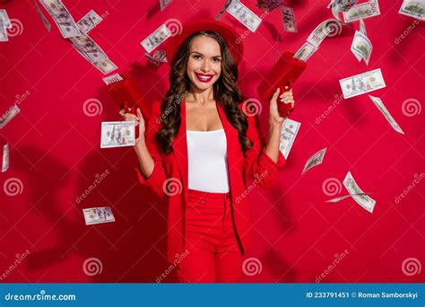 Foto De La Dama De Brunette Impresionada Ganar Dinero Usar Traje De Gorra Aislado En Color Rojo