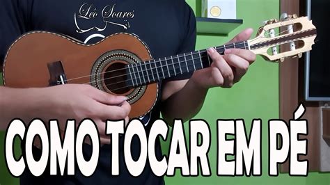 COMO TOCAR CAVAQUINHO EM PÉ AULA DE CAVAQUINHO PARA INICIANTE LÉO