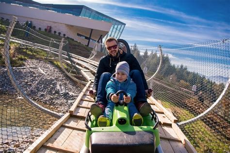 Joven Padre E Hijo Conduciendo Monta A Rusa Alpina Foto Premium