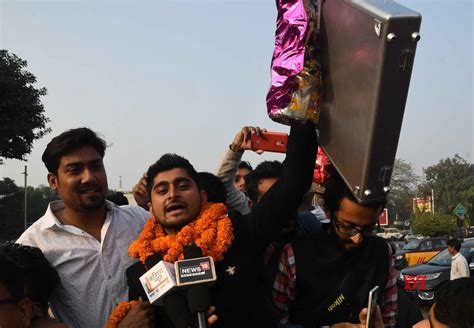 Patna Bigg Boss 12 Second Runner Up Receives Warm Welcome At Jay Prakash Narayan Airport