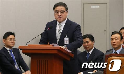 운영위 국감 출석한 안종범 정책조정수석 네이트 뉴스