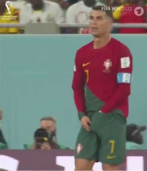 Cristiano Ronaldo Si Mette Le Mani Nei Pantaloncini Dago Fotogallery