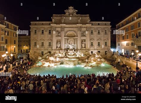 Nachts Beleuchtet Horizontale Ansicht Den Trevi Brunnen In Rom