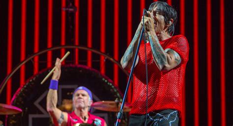 Red Hot Chili Peppers Em S O Paulo Banda Mostra Seu Legado Imbat Vel No Pa S We In The Crowd