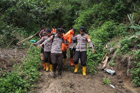 Penemuan Korban Tanah Longsor Di Tana Toraja Antara Foto