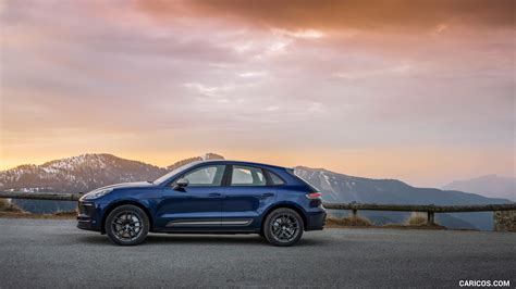 Porsche Macan T 2023my Color Gentian Blue Metallic Side