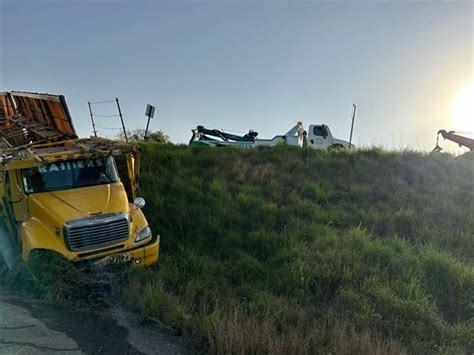 Conductor de tráiler se queda dormido y sale de la carretera en Cardel