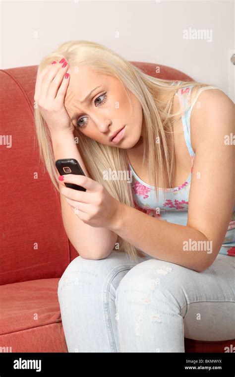 Jeune femme blonde à la choqué qu elle lit un message texte SMS Photo Stock Alamy