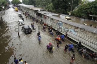 Banjir Di Jalan Daan Mogot Jakarta Datatempo