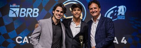 Primeiro campeão da F4 Brasil Pedro Clerot é premiado o Capacete