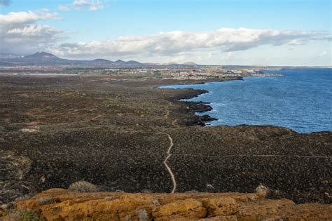 La montaña amarilla en la orilla del océano en la costa del silencio