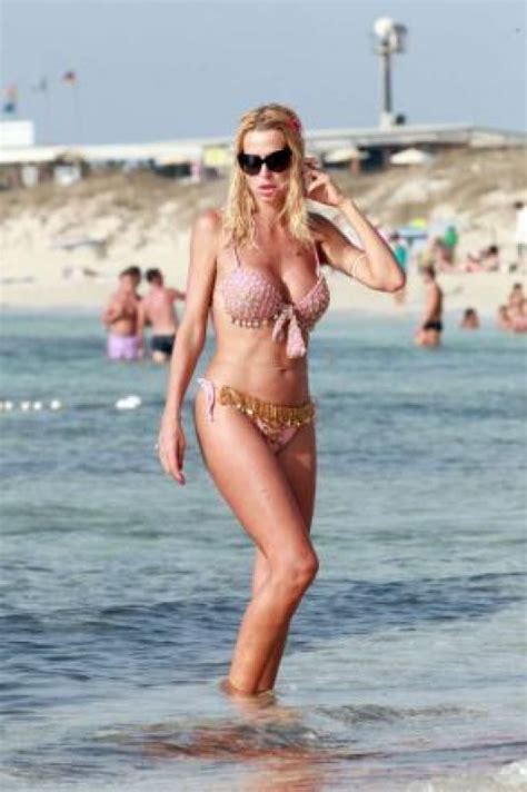 Valeria Marini Sexy In Bikini Nel Mare Di Formentera Cronaca