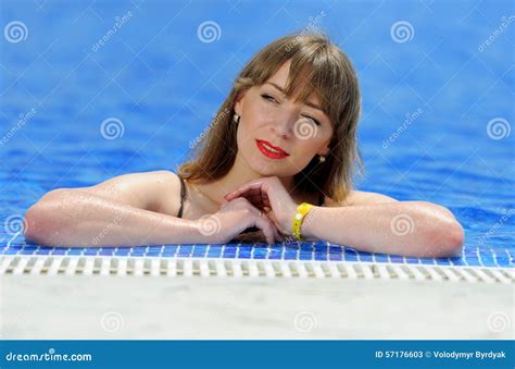 Junge Frau In Einem Bikini Am Pool Stockbild Bild Von Kaukasisch Recht