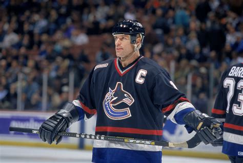 Mark Messier Holds Ama Admits He Wishes He Hadnt Taken Captaincy In