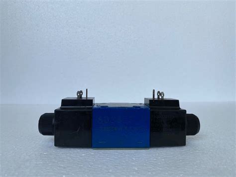 REXROTH MNR R900551703 DIRECTION SOLENOIDS ACTUATED SPOOL VALVE 350