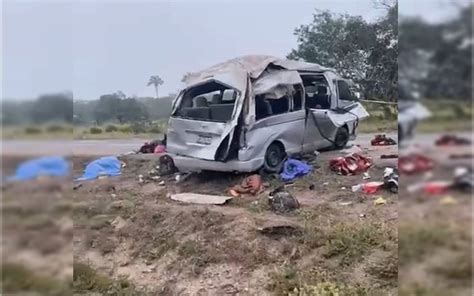 Vuelca Camioneta Que Transportaba Migrantes En La Carretera A