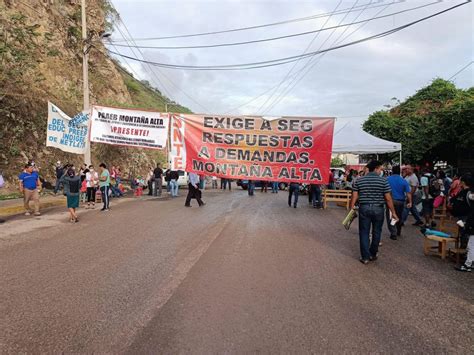 Bloquean Maestros Del Snte En Tlapa Para Exigir Recategorizaciones