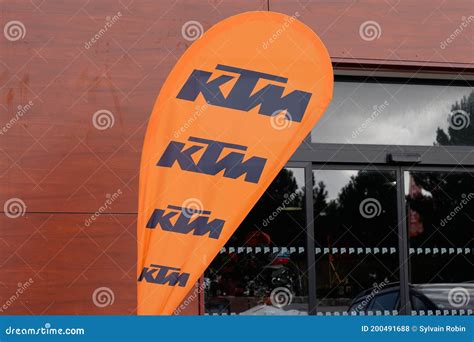 Logo De KTM Y Signo De Texto En Tienda De Motocicletas De