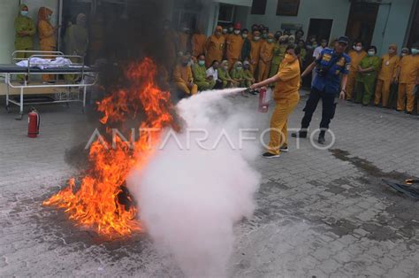 SIMULASI PENANGGULANGAN KEBAKARAN PADA RUMAH SAKIT ANTARA Foto