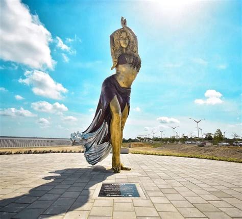 Notícias de Franca Shakira ganha escultura de mais de seis metros na