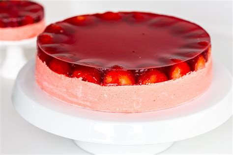 Strawberry Jello Cake (Only 3 Ingredients) - Momsdish