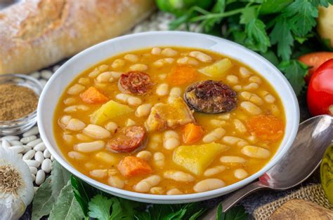 Potaje de chícharos guiso tradicional andaluz para preparar en casa