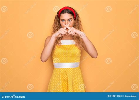 Belle Femme Blonde Pinup Aux Yeux Bleus Portant Diadem Debout Sur Fond Jaune Rejet Expression