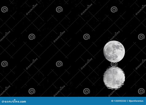 Dunkler Sternenklarer Himmel Und Fast Ein Vollmond Reflektiert Im