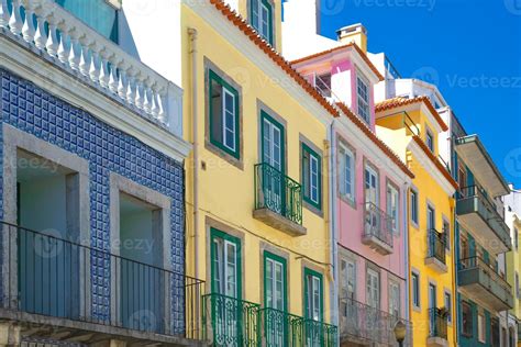 arquitectura portuguesa típica y edificios coloridos del centro