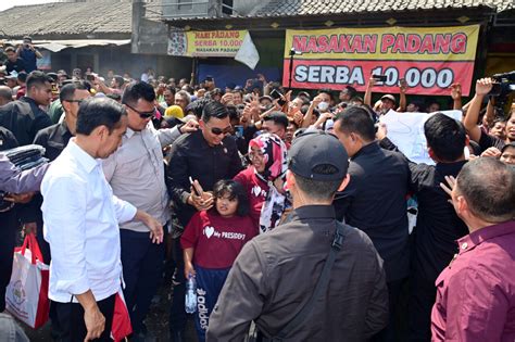 Foto Presiden Jokowi Tinjau Rekonstruksi Jalan Raya Surakarta