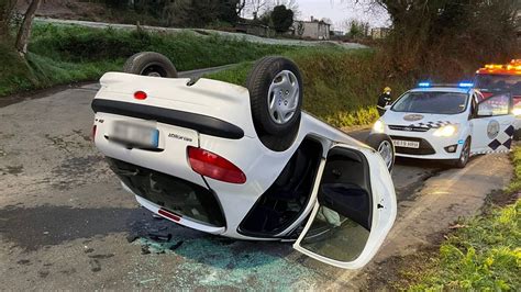 Dos Trasladados Al Hospital Tras Salirse De La V A Y Volcar En Betanzos