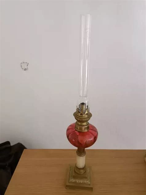 LAMPE À PÉTROLE pied en bronze ou laiton surmonté dun piédouche en