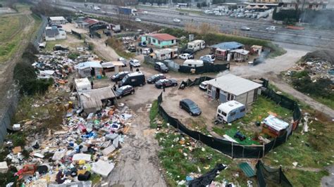 Napoli Blitz In Un Campo Rom Era Una Discarica A Cielo Aperto