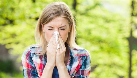 Cold or Allergies? How to Diagnose the Fall Sniffles