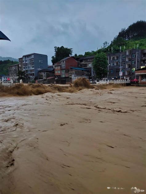 重庆13个区县出现暴雨，主城中心城区涨水，重庆发布今夏首个洪水预警！龙潭