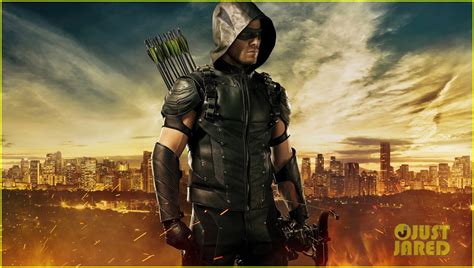 Stephen Amell Shows Off New Green Arrow Suit at Comic-Con!: Photo ...