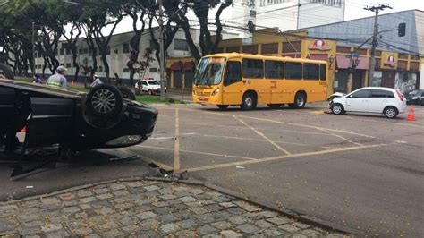 Batida seguida de capotamento deixa três feridos no Rebouças