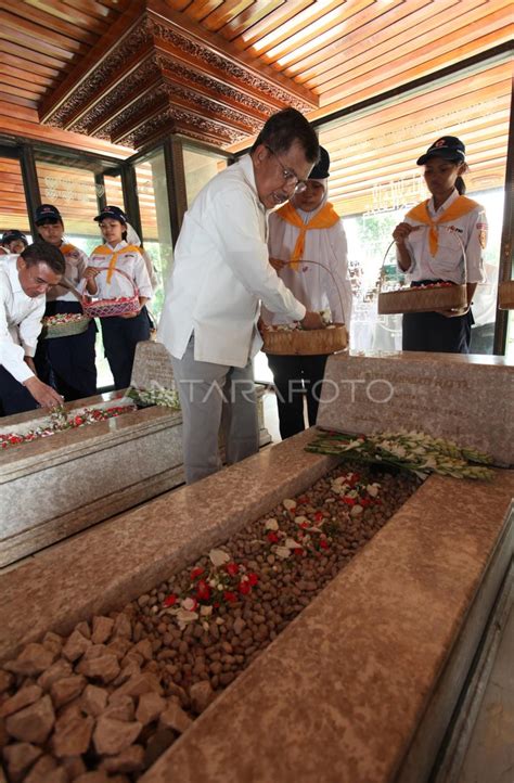 Ziarah Makam Bung Hatta Antara Foto