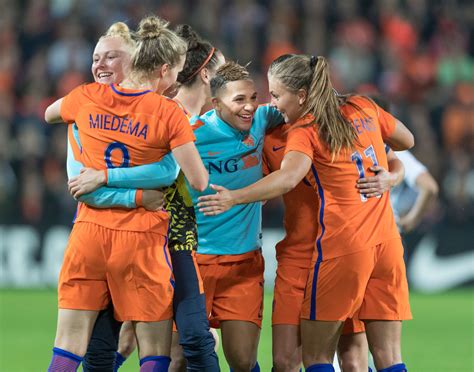 Oranjeleeuwinnen Voetballen Weer Hoe Wat En Waarom Foto Adnl