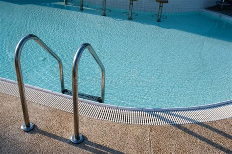 Piscina Y Escalera Fuera De Un Apartamento De Hotel Vacaciones De Lujo