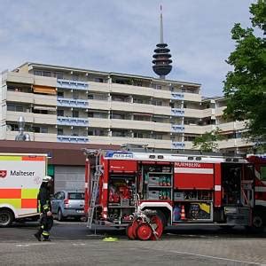 Wohnungsbrand Menschenrettung Mit Drehleiter Feuerwehr Ub De